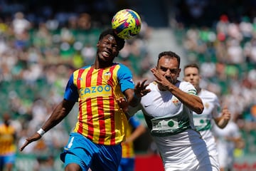 Yunus Musah in action for Valencia.