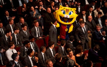 Cat levanta de sus asientos a Gavi y Lamine Yamal durante la gala del 125 aniversario del Barça.