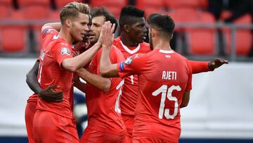 Suiza vence a Gibraltar y achucha a Dinamarca