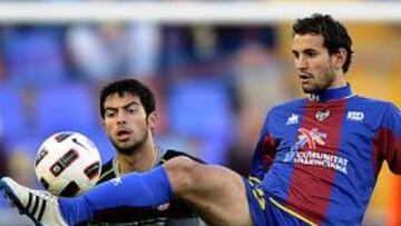 <b>EL PRÓXIMO. </b>Stuani, controlando el balón ante la oposición del espanyolista Amat, será el segundo fichaje verdiblanco tras el de Acosta.