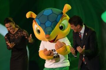 El ex futbolista brasileño Bebeto (R) y la delantera brasileña Marta (L), presentando a Fuleco el armadillo, la mascota oficial de la 2014 FIFA World Cup Brazil 2014