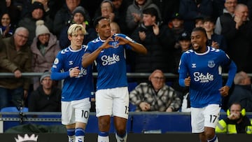 Soccer Football - Premier League - Everton v Wolverhampton Wanderers - Goodison Park, Liverpool, Britain - December 26, 2022 Everton's Yerry Mina celebrates scoring their first goal with Anthony Gordon and Alex Iwobi Action Images via Reuters/Jason Cairnduff EDITORIAL USE ONLY. No use with unauthorized audio, video, data, fixture lists, club/league logos or 'live' services. Online in-match use limited to 75 images, no video emulation. No use in betting, games or single club /league/player publications. Please contact your account representative for further details.