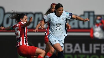 Sam Kerr defiende un bal&oacute;n ante Silvia Meseguer.