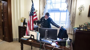 Washington (Estados Unidos), 01/06/2021.- Richard Bigo Barnett, toma asiento en el despacho de la presidenta de la C&aacute;mara de Representantes, Nancy Pelosi, tras violar la seguridad del Capitolio durante una protesta contra el Congreso certificando a Joe Biden como pr&oacute;ximo presidente en Washington, DC , Estados Unidos, 06 de enero de 2020