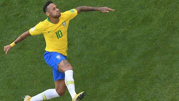 Brazil&#039;s forward Neymar celebrates scoring the opening goal during the Russia 2018 World Cup round of 16 football match between Brazil and Mexico at the Samara Arena in Samara on July 2, 2018. / AFP PHOTO / Kirill KUDRYAVTSEV / RESTRICTED TO EDITORIA