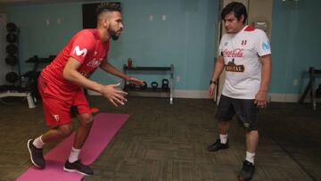 Pedro Gallese durante los ejercicios de recuperaci&oacute;n en la concentraci&oacute;n de la selecci&oacute;n peruana.