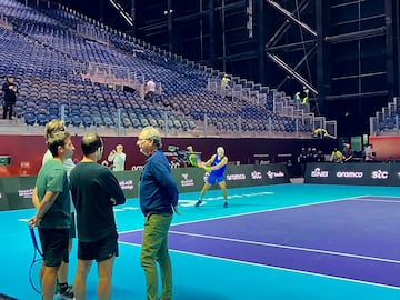 Carlos Moyá, Marc López, Rafa Maymó y Benito Pérez Barbadillo, con Rafa Nadal de fondo en Riad.