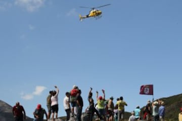 Uno de los helic¨®pteros que siguen la carrera es aclamado por varios seguidores.