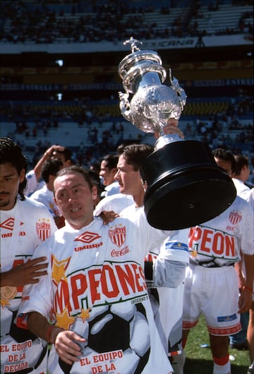 Antes del terremoto de 1985, los hidrocálidos no tenían ningún título en la actual era de la Primera División, sin embargo, en los 90’s, Necaxa vivió su mejor época al obtener tres. Primero en la 94-95, derrotaron a Cruz Azul, en la 95-96 le pegaron a Celaya, y en el Invierno 98 a las Chivas de Guadalajara.