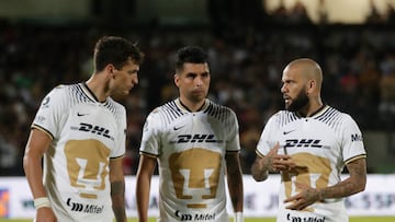 Soccer Football - Liga MX - Pumas UNAM v Mazatlan - Estadio Olimpico, Mexico City, Mexico - July 27, 2022 Pumas UNAM's Dani Alves with teammates before the match REUTERS/Henry Romero