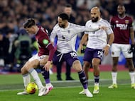 Manchester United's Brazilian striker #10 Matheus Cunha (2L) challenges West Ham United's English midfielder #32 Freddie Potts during the English Premier League football match between West Ham United and Manchester United at the London Stadium in east London on February 10, 2026. (Photo by Ian Kington / AFP) / RESTRICTED TO EDITORIAL USE. No use with unauthorized audio, video, data, fixture lists, club/league logos or 'live' services. Online in-match use limited to 120 images. An additional 40 images may be used in extra time. No video emulation. Social media in-match use limited to 120 images. An additional 40 images may be used in extra time. No use in betting publications, games or single club/league/player publications. /