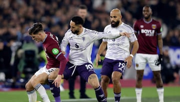 Manchester United's Brazilian striker #10 Matheus Cunha (2L) challenges West Ham United's English midfielder #32 Freddie Potts during the English Premier League football match between West Ham United and Manchester United at the London Stadium in east London on February 10, 2026. (Photo by Ian Kington / AFP) / RESTRICTED TO EDITORIAL USE. No use with unauthorized audio, video, data, fixture lists, club/league logos or 'live' services. Online in-match use limited to 120 images. An additional 40 images may be used in extra time. No video emulation. Social media in-match use limited to 120 images. An additional 40 images may be used in extra time. No use in betting publications, games or single club/league/player publications. /