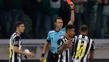AMDEP5670. SAO PAULO (BRASIL), 10/08/2022.- El árbitro colombiano Wilmar Roldan sanciona con tarjeta roja a Eduardo Vargas (d) de Mineiro hoy, en un partido de la Copa Libertadores entre Palmeiras y Atlético Mineiro en el estadio Allianz Parque en Sao Paulo (Brasil). EFE/Fernando Bizerra Jr.