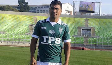 El Fantasista nació en Valparaíso y se formó en Santiago Wanderers. Jugó 67 partidos oficiales, pero no pudo marcar por los caturros.