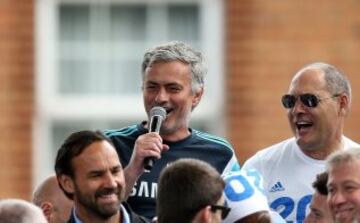 LONDON, ENGLAND - MAY 25: Chelsea manager Jose Mourinho interacts with the crowd duing the Chelsea FC Premier League Victory Parade on May 25, 2015 in London, England. (Photo by Ben Hoskins/Getty Images)