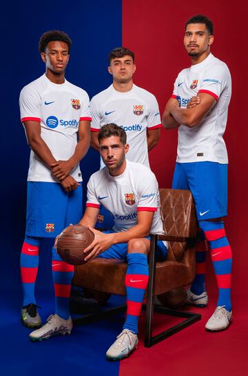 El club catalán ha presentado la que será la segunda equipación para la temporada 23/24. La camiseta, que se presenta en el marco de la campaña lanzada por el Club “Aquí, para abrir camino”, presenta un diseño rompedor que rinde homenaje a la historia del Barça y a una camiseta que vistió Johan Cruyff, precursor del estilo de juego del FC Barcelona