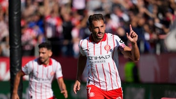GIRONA (ESPAÑA), 25/10/2025.- El delantero del Girona Cristhian Stuani (c), celebra su segundo gol contra el Real Oviedo, durante el partido de la jornada 10 de LaLiga EA Sports disputado en el estadio municipal de Montilivi de Girona este sábado. EFE/David Borrat.