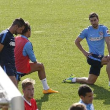 Simeone y el capitán Gabi realizan el entrenamiento rojiblanco que tuvo lugar en la mañana de ayer.