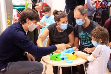 Morientes juega con un niño al Tragabolas durante el acto en el Hospital La Paz.