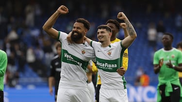 El Elche ganó 0-4 al Deportivo de la Coruña y certifica así su vuelta a Primera División. Jugadores y cuerpo técnico celebran el ascenso.