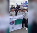 Eduardo Vargas se encuentra con hinchas de Audax Italiano y esto pasa: ¡lo tuvieron que sacar sus compañeros!
