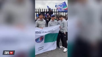 Eduardo Vargas se encuentra con hinchas de Audax Italiano y esto pasa: ¡lo tuvieron que sacar sus compañeros!