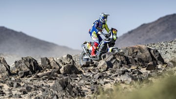 Lorenzo Santolino con la Sherco en el Dakar.