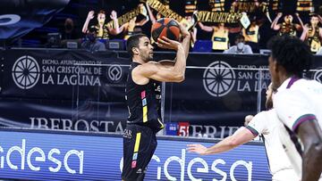 Álex López lanza ante el Unicaja Málaga.