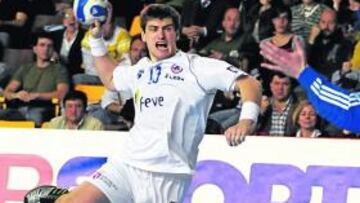 <b>EN FORMA. </b>Julen Aguinagalde lanza a puerta con facilidad.