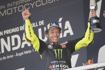 2 Podio de Rossi a los 41 años 
Ajeno a los debates sobre su continuidad o retirada de la competición, Valentino Rossi volvió a subir al podio el 26 de julio, en Jerez 2, a los 41 años. Lo hizo como tercero, tras Quartararo y Maverick, completando así un podio cien por cien Yamaha, y celebrándolo a lo grande. A pesar de que no había público en las gradas por correrse a puerta cerrada, El Doctor se subió a las protecciones laterales para celebrar simbólicamente con el público ausente su regreso al podio 18 carreras después (había sido segundo en Texas 2019, tras Rins). Supuso su podio número 199 en la clase reina y el último hasta el momento.  
