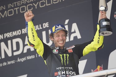2 Podio de Rossi a los 41 años 
Ajeno a los debates sobre su continuidad o retirada de la competición, Valentino Rossi volvió a subir al podio el 26 de julio, en Jerez 2, a los 41 años. Lo hizo como tercero, tras Quartararo y Maverick, completando así un podio cien por cien Yamaha, y celebrándolo a lo grande. A pesar de que no había público en las gradas por correrse a puerta cerrada, El Doctor se subió a las protecciones laterales para celebrar simbólicamente con el público ausente su regreso al podio 18 carreras después (había sido segundo en Texas 2019, tras Rins). Supuso su podio número 199 en la clase reina y el último hasta el momento.  
