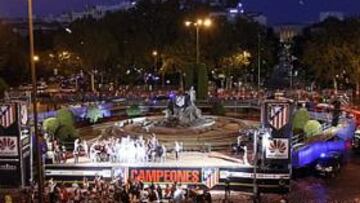 <b>CELEBRACIÓN. </b>Los aficionados rojiblancos se congregaron en masa en torno a la fuente de Neptuno.