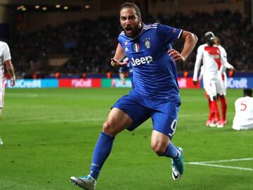 MONACO - MAY 03:  Gonzalo Higuain of Juventus celebrates scoring his sides first goal during the UEFA Champions League Semi Final first leg match between AS Monaco v Juventus at Stade Louis II on May 3, 2017 in Monaco, Monaco.  (Photo by Julian Finney/Getty Images)