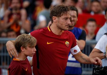 Un emocionado Totti se despide de su afición en su último partido con la Roma.