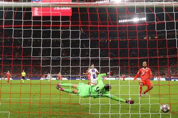 Un robo de Goretzka a Verrati en el ¨¢rea dej¨® solo al delantero camerun¨¦s que empuj¨® el bal¨®n al fondo de la red.