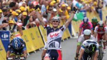 <b>DOMINIO. </b>Greipel volvió a imponer su punta de velocidad y la coordinación de su equipo para ganar en San Quintín. Le escoltaron Goss y Haedo.
