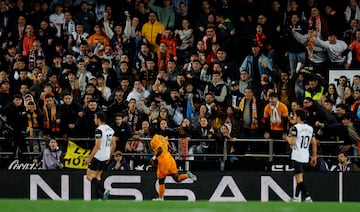 Aficionados del Valencia presentes en la grada de Mestalla, increpan al jugador del Real Madrid.