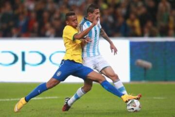 BEIJING, CHINA - OCTOBER 11:  Danilo of Brazil (Left) competes the ball with Angel Di Maria of Argentina (Right) during Super Clasico de las Americas between Argentina and Brazil at Beijing National Stadium on October 11, 2014 in Beijing, China.  (Photo by Feng Li/Getty Images)