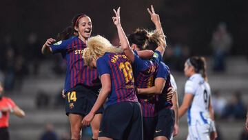 Jugadoras del Barcelona celebran un gol ante la Real Sociedad.