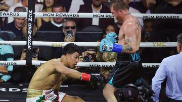 Jaime Munguía cae a la lona después de recibir un uppercut de Canelo Álvarez.