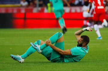 Karim Benzema doli¨¦ndose en el suelo Red Bull Arena.