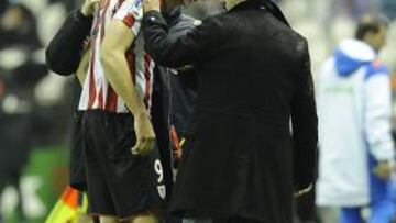 <b>AFECTADO. </b>Llorente es atendido por Caparrós y el médico.