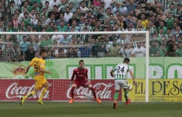 1-0. Rubén Castro anotó el primer tanto.