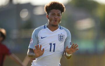 Jadon Sancho protagonizó una de las fugas más sonadas en los últimos años del fútbol británico. Cambió el Manchester City por el Borussia Dortmund. El City le ofreció el mejor contrato de su historia para un jugador de su cantera, pero decidió irse al Dortmund, lo que provocó el enojo de Pep Guardiola. Juega como extremo y fue nombrado mejor jugador del Europeo sub 17 que se disputó en este año y donde perdió la final ante España.