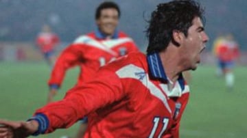 Marcó 18 goles por chile (1998, 2002, 2006, 2010). Es el máximo goleador en la historia de la selección chilena con 37 anotaciones en 70 encuentros.