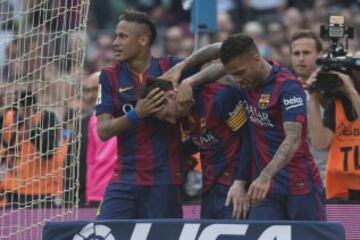 Neymar y Alves felicitan a Messi por el 2-0.