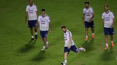 COPAME034. SALVADOR (BRASIL), 12/06/2019.- El jugador de la selecci&oacute;n de f&uacute;tbol de Argentina Lionel Messi (c) participa en un entrenamiento con sus compa&ntilde;eros este mi&eacute;rcoles en el estadio del Barradao en Salvador (Brasil). EFE/Jo&eacute;dson Alves