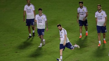 COPAME034. SALVADOR (BRASIL), 12/06/2019.- El jugador de la selecci&oacute;n de f&uacute;tbol de Argentina Lionel Messi (c) participa en un entrenamiento con sus compa&ntilde;eros este mi&eacute;rcoles en el estadio del Barradao en Salvador (Brasil). EFE/Jo&eacute;dson Alves