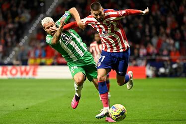 Aitor Ruibal trata de impedir el avance de Yannick Carrasco.