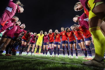 El equipo español hace piña antes del inicio del partido de la final. 